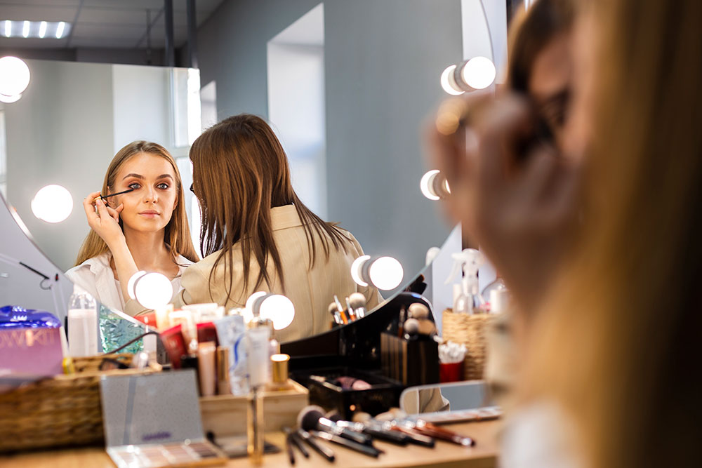 sesion-de-maquillaje-para-ojos-y-cejas